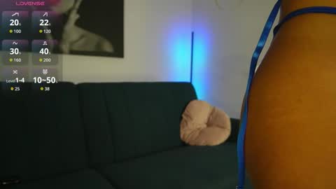 Snapshot of izy_bellee chatting on 11/04/25, 10:42 izy bellee online show from 11/04/25, 10:42