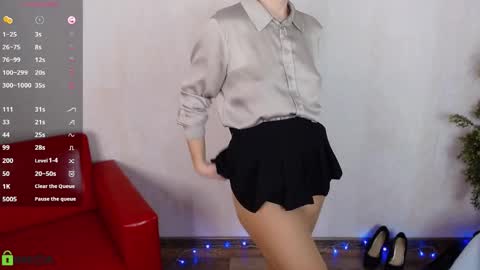Snapshot of izzy_cam chatting on 01/19/26, 04:49 Queen of nylon Victoria online show from 01/19/26, 04:49