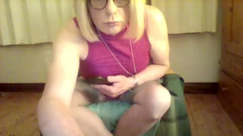 Snapshot of izzy_mchoney chatting on 05/15/26, 10:50 izzy_mchoney online show from 05/15/26, 10:50
