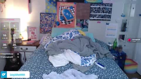 Snapshot of izzyishottttt chatting on 12/17/25, 10:49 izzyishottttt online show from 12/17/25, 10:49