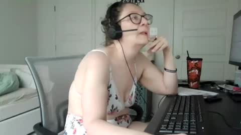 Snapshot of izzynoela chatting on 09/22/25, 04:42 izzynoela online show from 09/22/25, 04:42