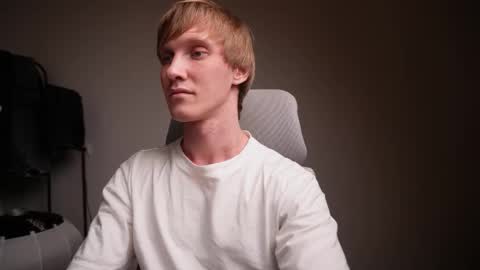 Snapshot of j_akira13 chatting on 12/21/25, 08:10 Danny online show from 12/21/25, 08:10