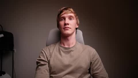 Snapshot of j_akira13 chatting on 12/21/25, 09:33 Danny online show from 12/21/25, 09:33