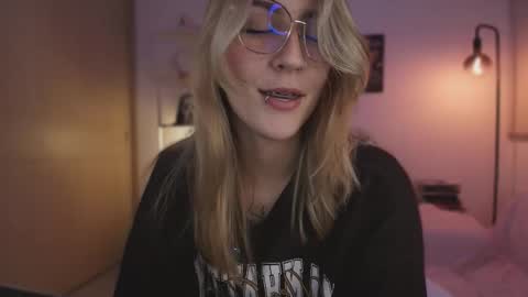 Linda Sofia help me get to 100 thumbs up online show from 11/22/25, 04:00