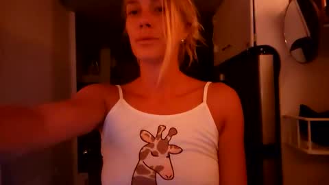 Snapshot of jade_fex chatting on 05/17/26, 01:47 Jade Fex online show from 05/17/26, 01:47