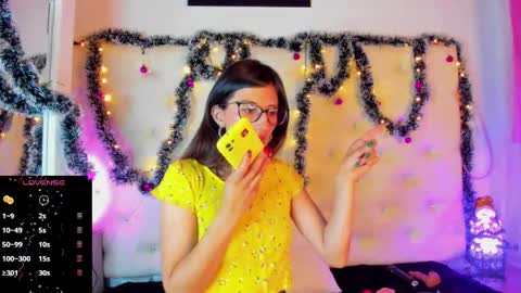 jade white  online show from 12/23/24, 12:30