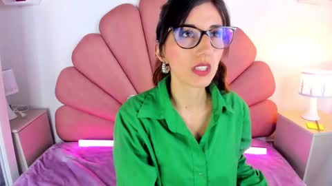 jade white  online show from 02/03/25, 12:14