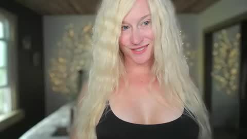 jadeamaryllis_ online show from 04/24/26, 01:35