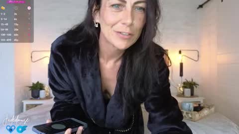 Jade online show from 09/11/25, 08:14