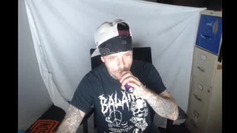 Snapshot of jake265897 chatting on 12/19/25, 06:09 showingitoff online show from 12/19/25, 06:09