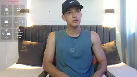 Snapshot of jake_shadow14 chatting on 09/13/25, 04:29 Hi guys im new 3 online show from 09/13/25, 04:29