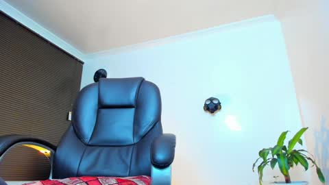 Snapshot of james_thick1 chatting on 02/01/25, 12:07 James online show from 02/01/25, 12:07