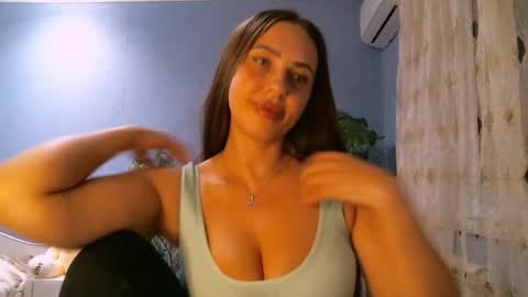 Snapshot of jane_bloempje chatting on 12/23/25, 01:03 Jane and sheron online show from 12/23/25, 01:03