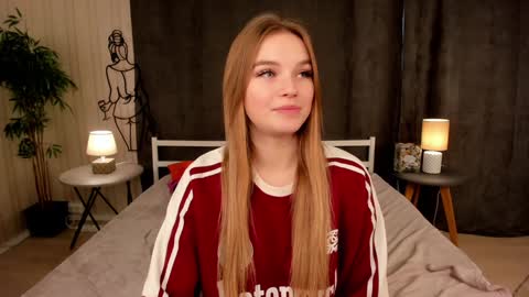 Day Alice Night Stella online show from 12/29/24, 08:22