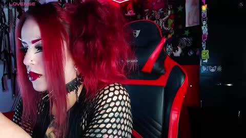 Snapshot of janna_ink chatting on 01/07/25, 11:24 online show from 01/07/25, 11:24