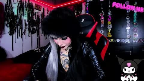 Snapshot of janna_ink chatting on 10/03/25, 10:40 online show from 10/03/25, 10:40