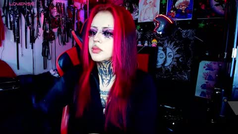 Snapshot of janna_ink chatting on 12/21/25, 12:07 online show from 12/21/25, 12:07