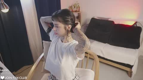 Snapshot of janne_maybe chatting on 11/28/25, 02:09 jmaybe e online show from 11/28/25, 02:09