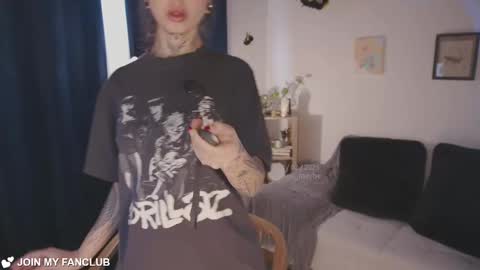 Snapshot of janne_maybe chatting on 02/17/26, 01:51 jmaybe e online show from 02/17/26, 01:51