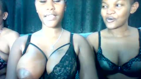 Snapshot of jannyshiko75 chatting on 05/19/26, 12:33 jannyshiko75 online show from 05/19/26, 12:33