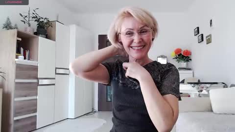 Snapshot of jasmin18v chatting on 02/16/25, 02:00 Jasmin room for people 40 online show from 02/16/25, 02:00