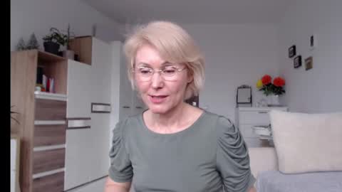 Snapshot of jasmin18v chatting on 02/25/25, 01:39 Jasmin room for people 40 online show from 02/25/25, 01:39