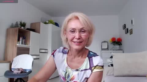 Snapshot of jasmin18v chatting on 09/12/25, 01:44 Jasmin room for people 40 online show from 09/12/25, 01:44