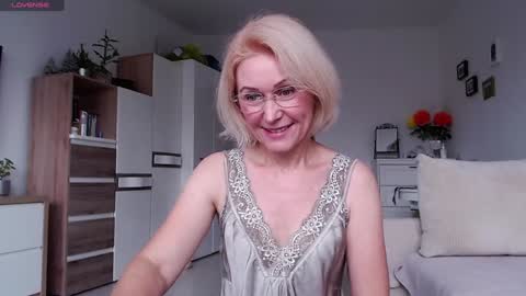 Snapshot of jasmin18v chatting on 10/23/25, 06:13 Jasmin room for people 40 online show from 10/23/25, 06:13