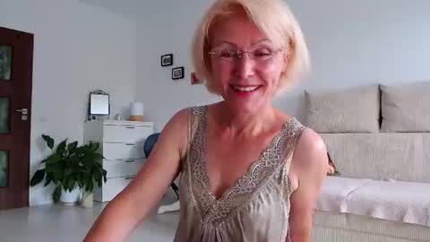 Snapshot of jasmin18v chatting on 07/04/26, 01:17 Jasmin room for people 40 online show from 07/04/26, 01:17