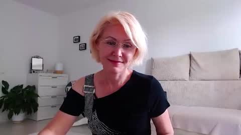 Snapshot of jasmin18v chatting on 07/14/26, 01:17 Jasmin room for people 40 online show from 07/14/26, 01:17