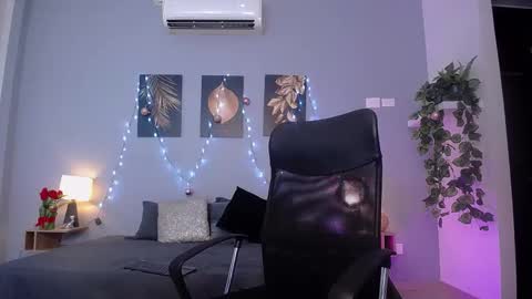 Instagram jasminecampbell1  online show from 12/16/24, 10:13