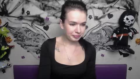 JasmineKouch online show from 10/28/25, 06:28