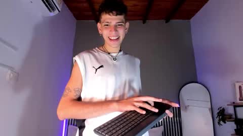 Snapshot of jasson_smit chatting on 11/11/25, 01:44 J A S S O N online show from 11/11/25, 01:44