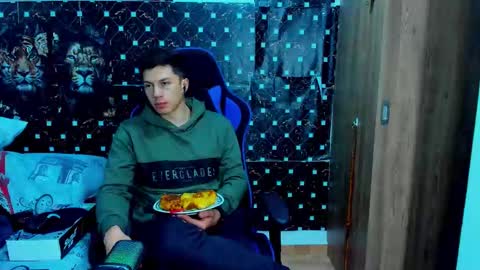 Snapshot of javiersexymann chatting on 12/17/25, 12:38 Javier online show from 12/17/25, 12:38