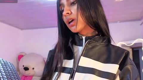 Jazmin  online show from 11/23/25, 11:43