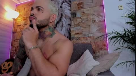 Jean  axelcrow       Modelo Independiente online show from 04/15/26, 05:47