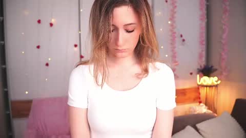 Snapshot of jeanetterudnitski chatting on 05/19/26, 04:19 Hello im Mary 3 online show from 05/19/26, 04:19