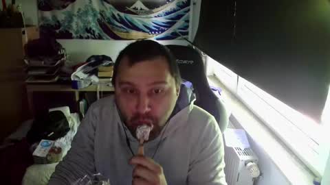 Snapshot of jeetzys chatting on 05/15/26, 10:44 you may know me lol online show from 05/15/26, 10:44