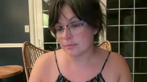 Snapshot of jellybeanin chatting on 09/23/25, 05:32 Jelli online show from 09/23/25, 05:32