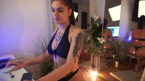 Snapshot of jeniffer_foxx chatting on 09/19/25, 04:47 jeniffer_foxx online show from 09/19/25, 04:47