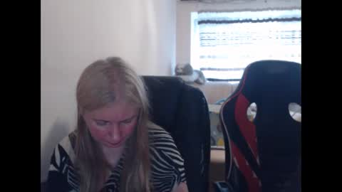 Snapshot of jenisandpeter chatting on 05/11/26, 04:04 JenisAndPeter online show from 05/11/26, 04:04