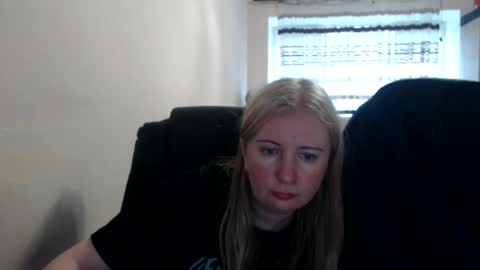 Snapshot of jenisandpeter chatting on 05/12/26, 04:15 JenisAndPeter online show from 05/12/26, 04:15