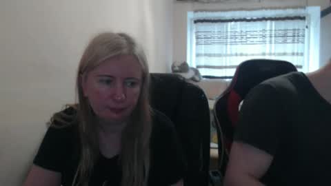 Snapshot of jenisandpeter chatting on 05/18/26, 04:18 JenisAndPeter online show from 05/18/26, 04:18