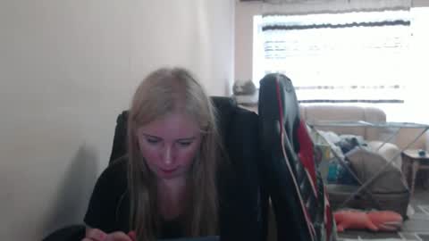 Snapshot of jenisandpeter chatting on 05/18/26, 04:24 JenisAndPeter online show from 05/18/26, 04:24