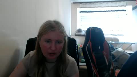 Snapshot of jenisandpeter chatting on 06/14/26, 04:09 JenisAndPeter online show from 06/14/26, 04:09