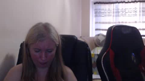 Snapshot of jenisandpeter chatting on 06/16/26, 05:37 JenisAndPeter online show from 06/16/26, 05:37