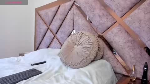 Snapshot of jennalove_ chatting on 12/12/24, 10:42 My name is LizzyNice to meet you online show from 12/12/24, 10:42