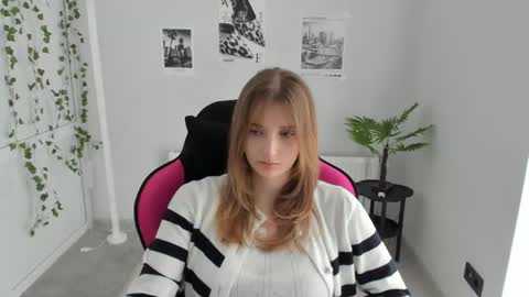 Snapshot of jenniestar chatting on 04/19/26, 12:37 Karla online show from 04/19/26, 12:37