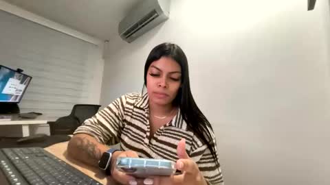 Snapshot of jennifer_oliveira chatting on 10/30/25, 05:42 Jenn 3 online show from 10/30/25, 05:42