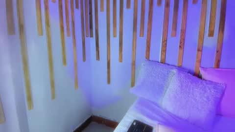 Jennifer vega  online show from 09/17/25, 09:16